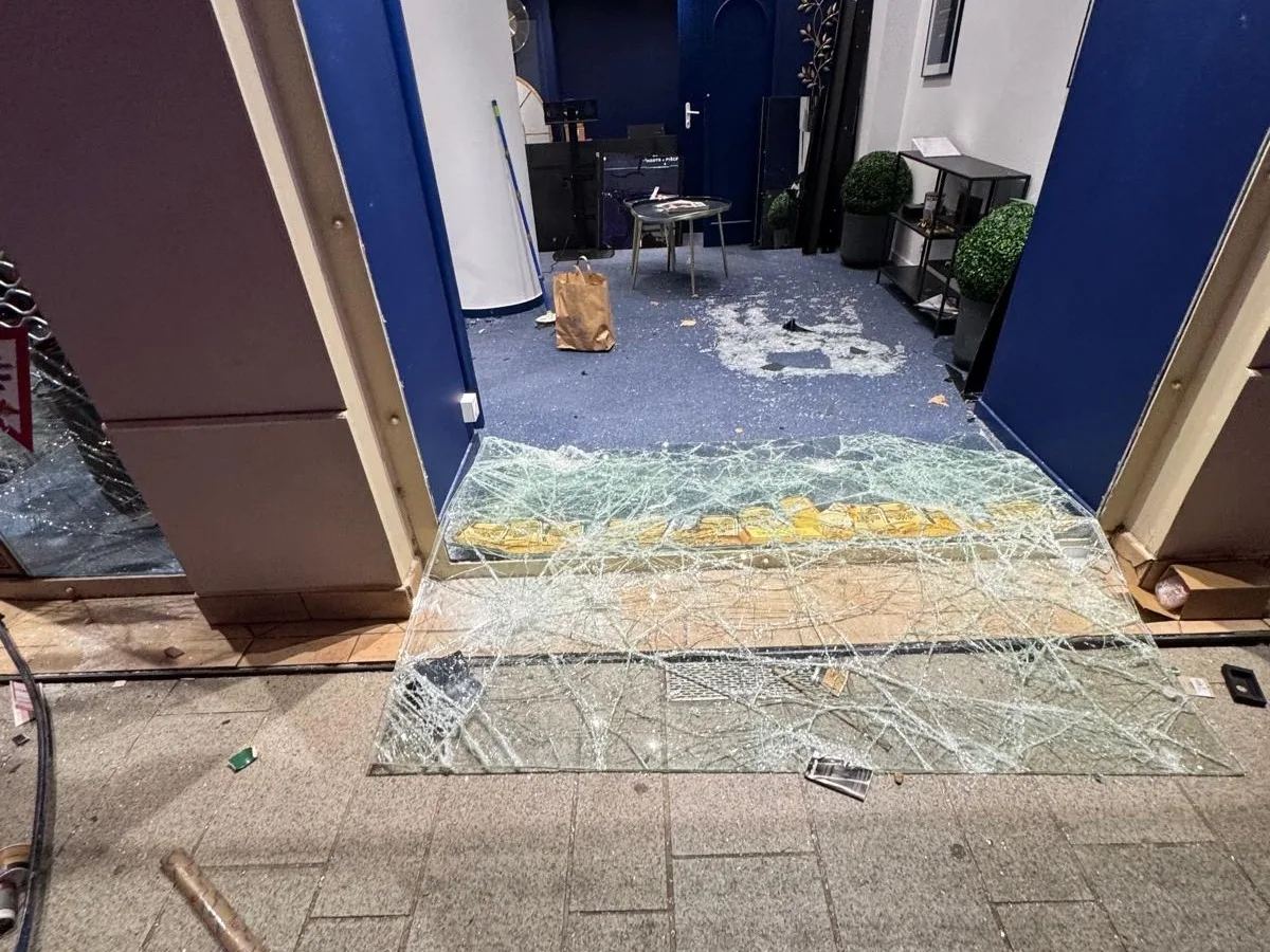 Mise en sécurité d'une vitrine cassée à Noisy-le-Grand Mise en sécurité d'une vitrine cassée à Noisy-le-Grand